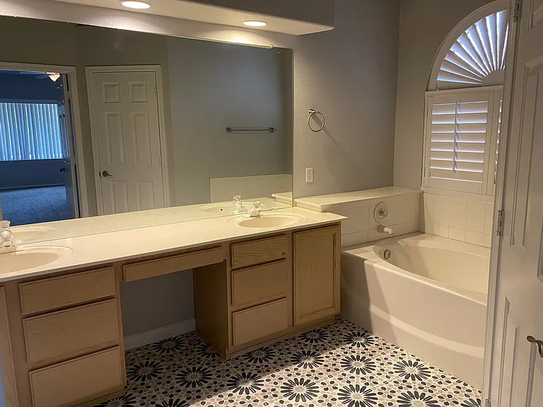 3358 E Wickieup Ln — Photo 13