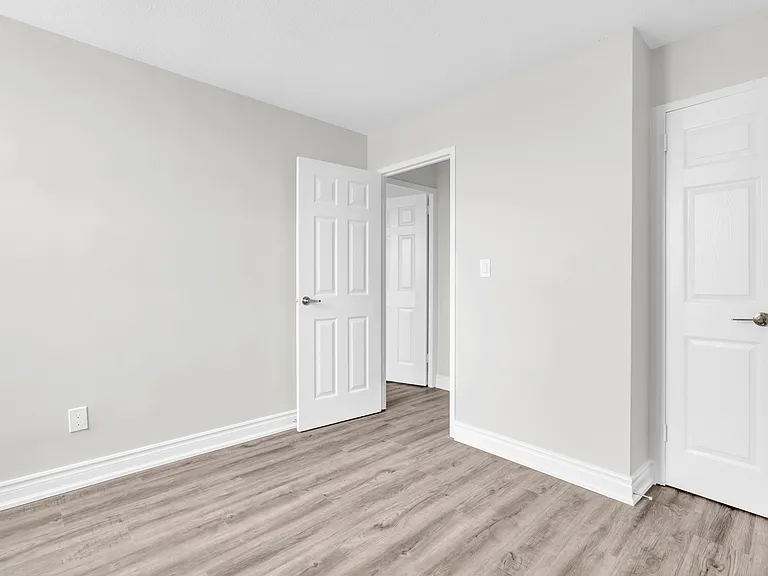 221 Queen St S — Photo 13