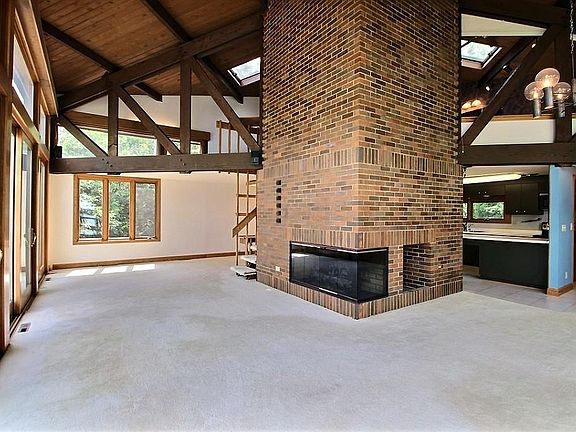 5th image of 695 Lac La Belle Dr