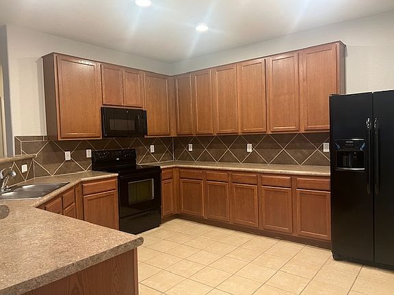 3rd image of 688 Apricot Dr