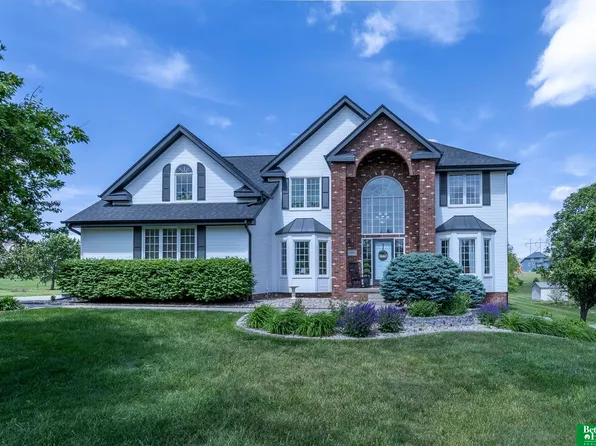3902 Fox Ridge Dr, Bellevue, NE 68123