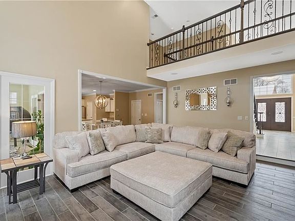 4th image of 172 Oakview Dr