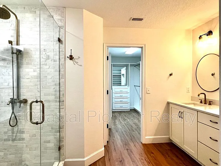 1738 W Spruce St — Photo 28