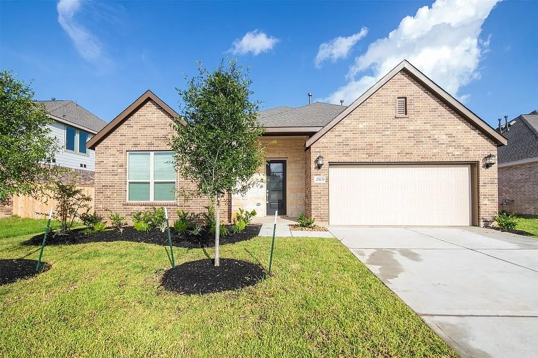 4 bed, 3.0 bath, 2731 sqft, $2,700 — Photo 1