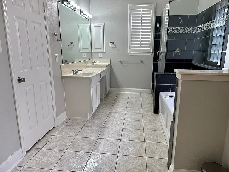 2050 Garden Crest Dr — Photo 9