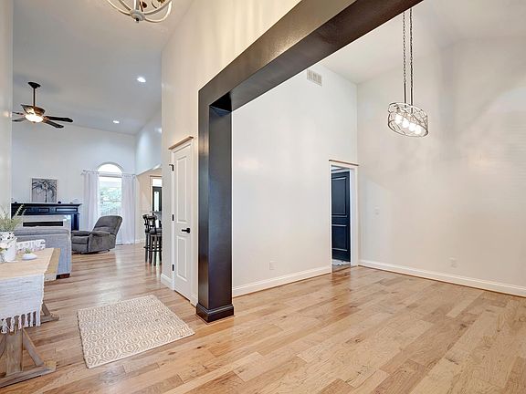 3rd image of 1512 S Andrew Cir
