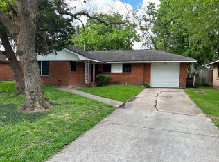 126 Oleander St, Lake Jackson, TX 77566