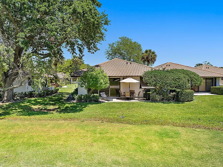 821 Club Dr — Photo 22