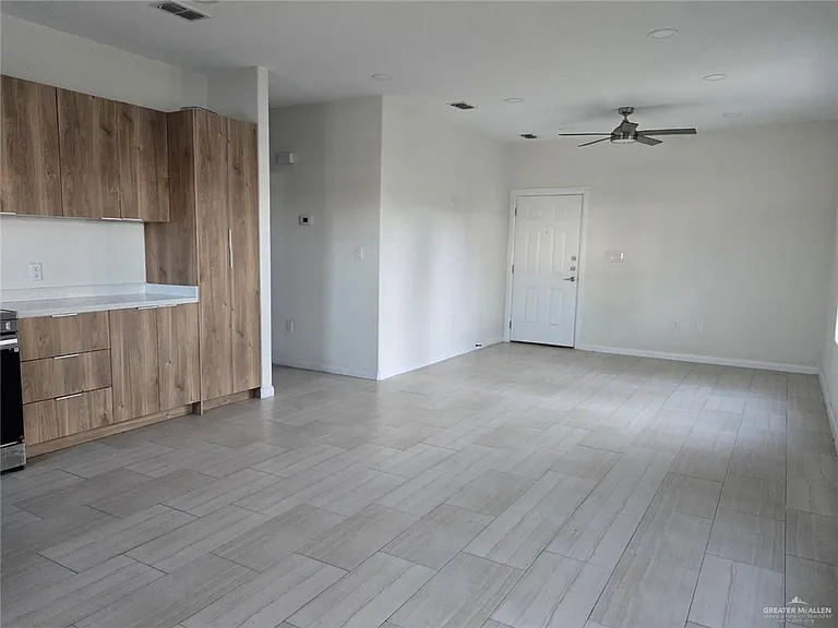 2912 E Israel Ave #D — Photo 2