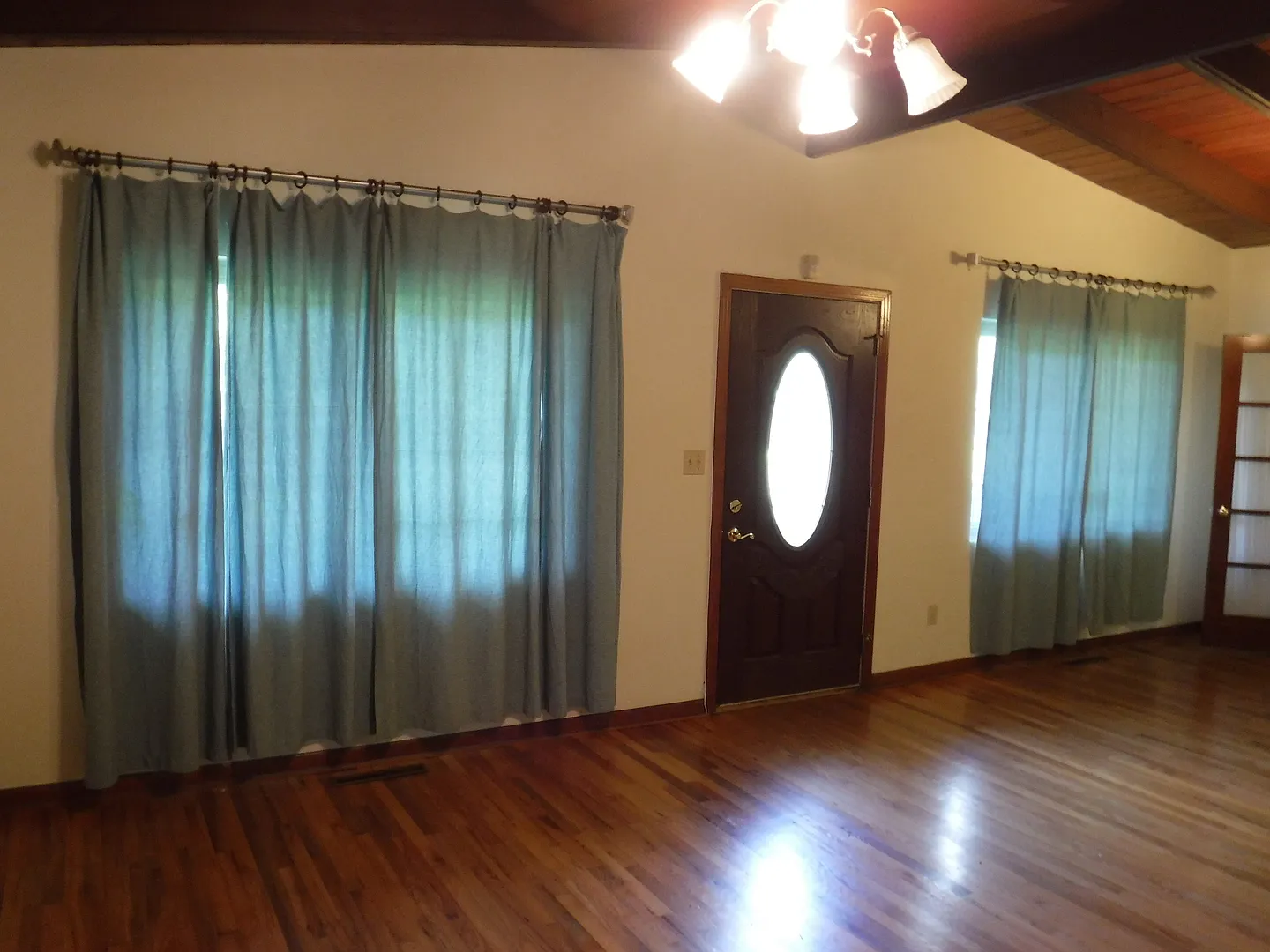 Secluded 3 BR / 2 BA home at end of cul-de-sac — Photo 2
