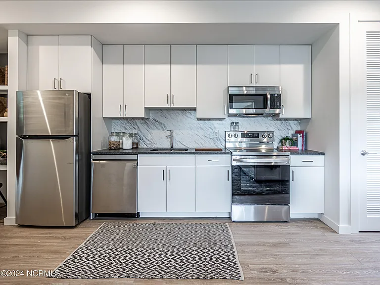 1102 Castle St #201 — Photo 10