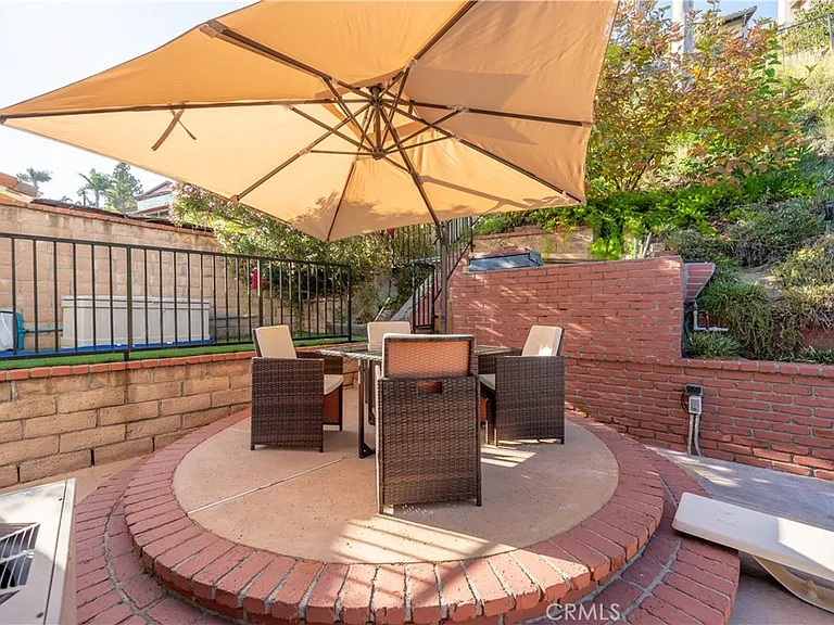 1350 E Tujunga Ave — Photo 46