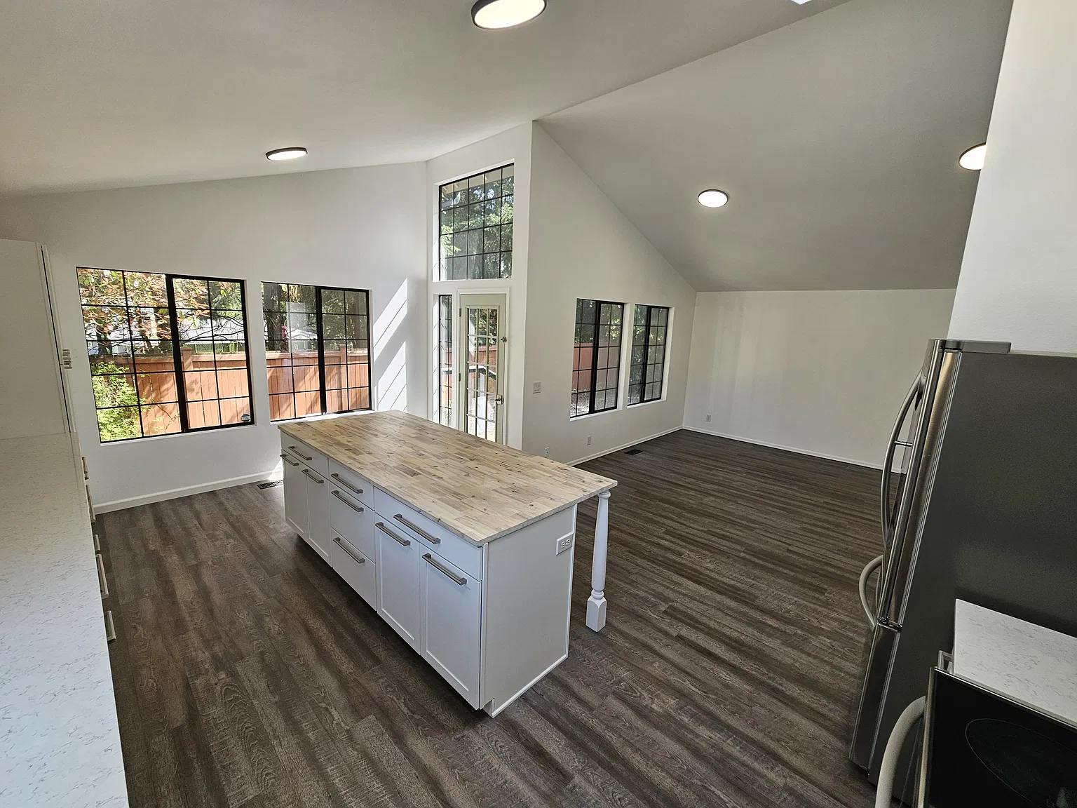 3 bed, 1934 sqft, $3,550 — Photo 4