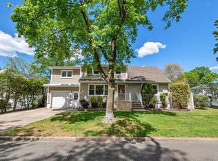 739 Evans St, Paramus, NJ 07652