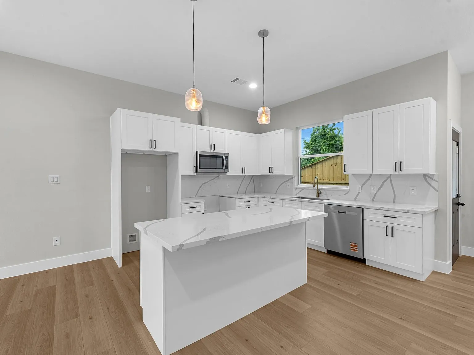 3 bed, 2.5 bath, 1795 sqft, $2,500 — Photo 2