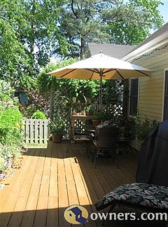LARGE BACK DECK-VERY PRIVATE