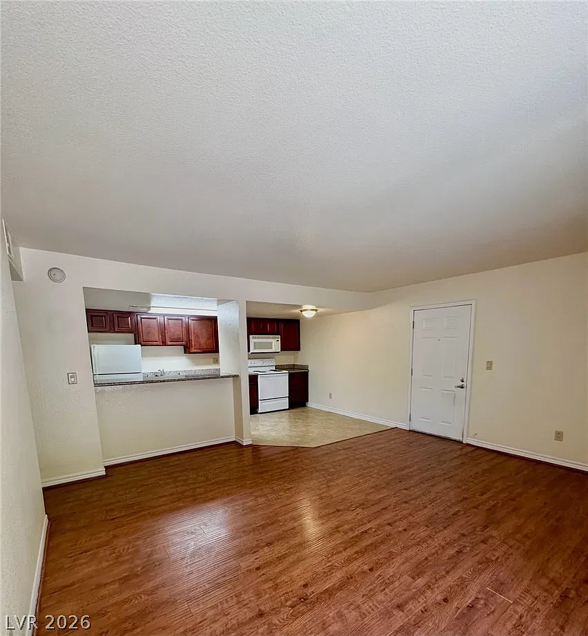 2 bed, 1.0 bath, 816 sqft, $1,200 — Photo 2