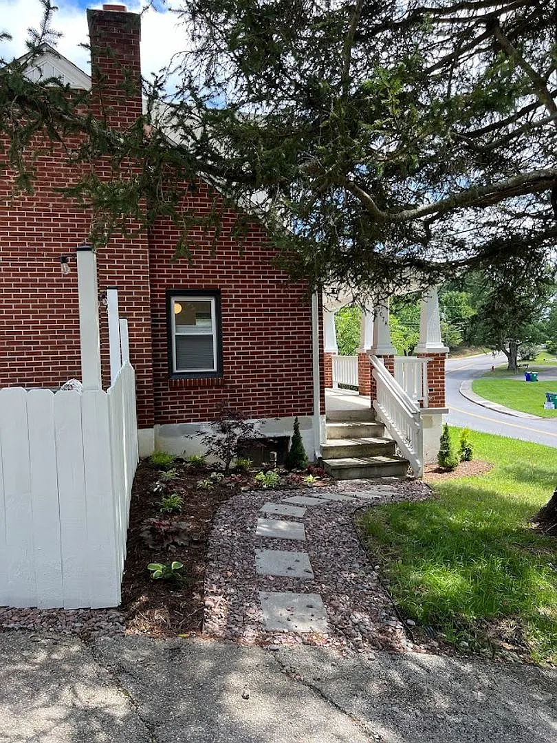 *Renovated Kitchen And Baths!* 2 Bedroom, 2.5 Bath House — Photo 2