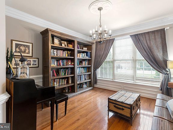 3rd image of 10 Crawford Ln