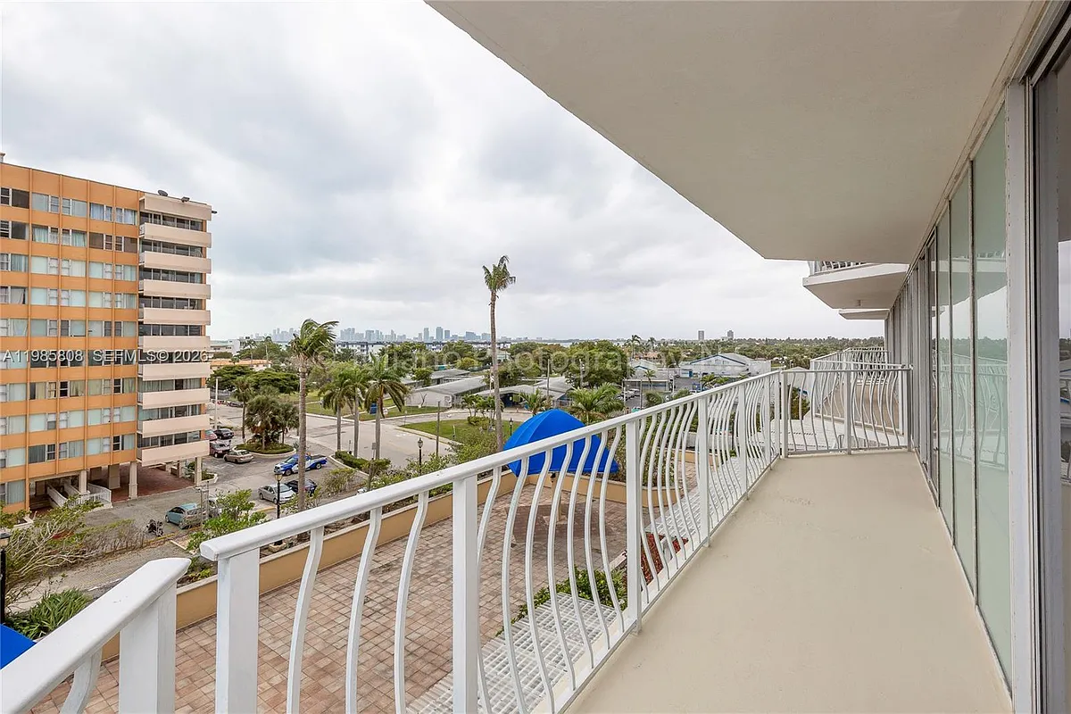 Building Photo - 7601 E Treasure Dr #607
