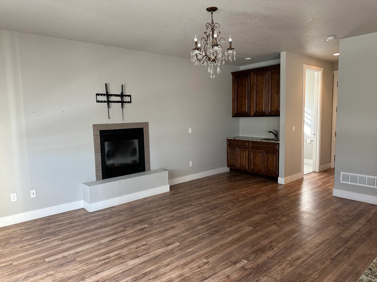 4 bed, 3284 sqft, $3,200 — Photo 2