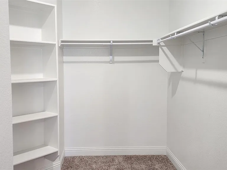 702 Amber Dr — Photo 15