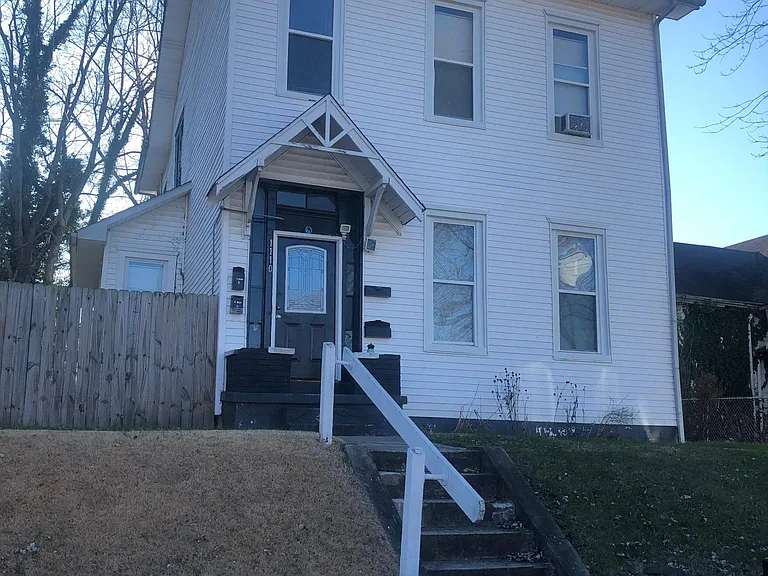 1110 E Oak St — Photo 1