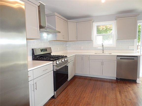3rd image of 52 Hillwood St
