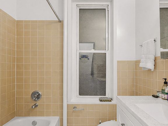 5th image of 226 E 27th St APT 2A