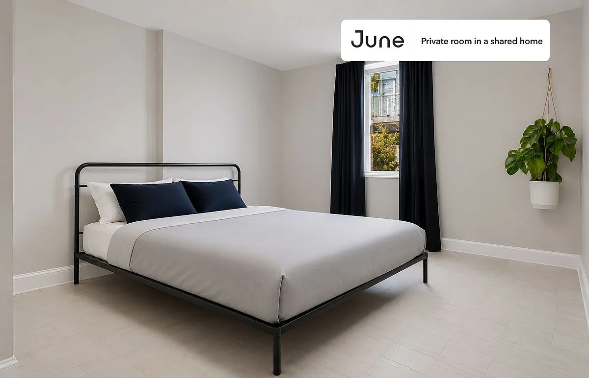 Queen bedroom in 5 bed/2.5 bath home in Roxbury #773 E — Photo 1