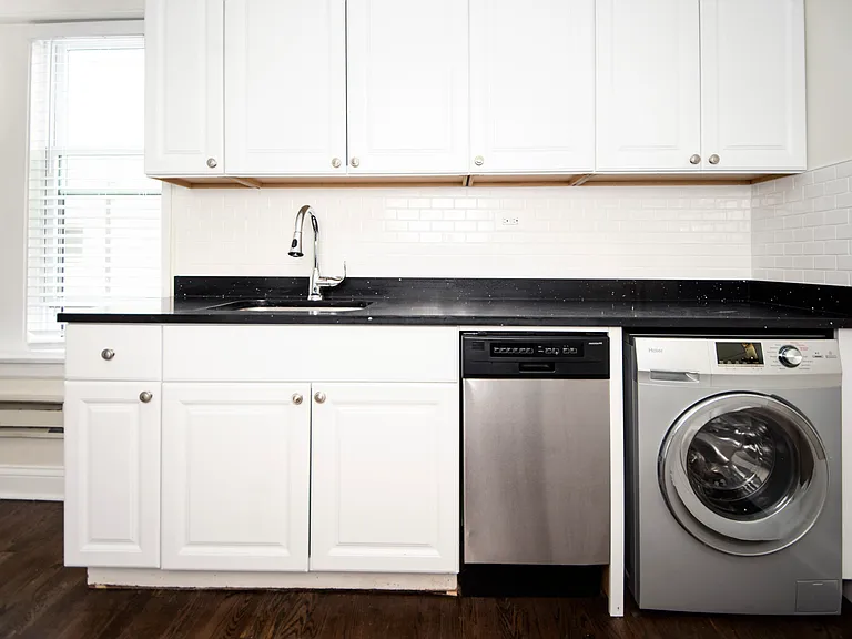 3819.5 N Greenview Ave #3W — Photo 1