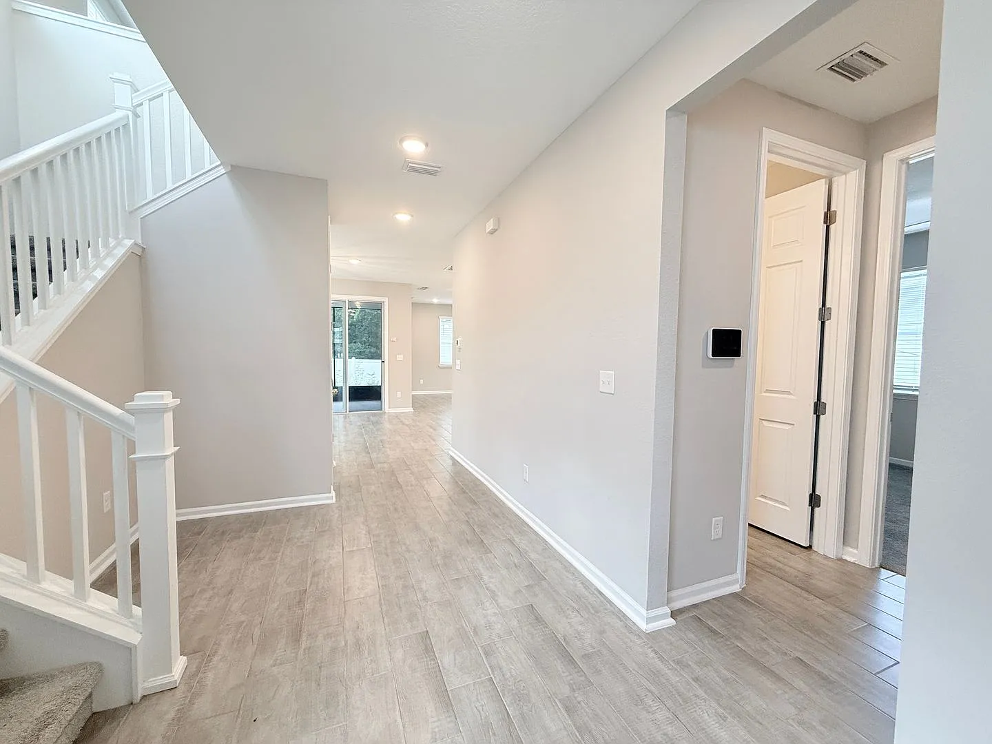 Bright & Spacious 4BR Home with Screened Porch & Paver Patio — Photo 4