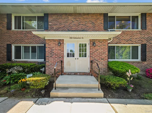 234 Edmunton Drive #J12, North Babylon, NY 11703