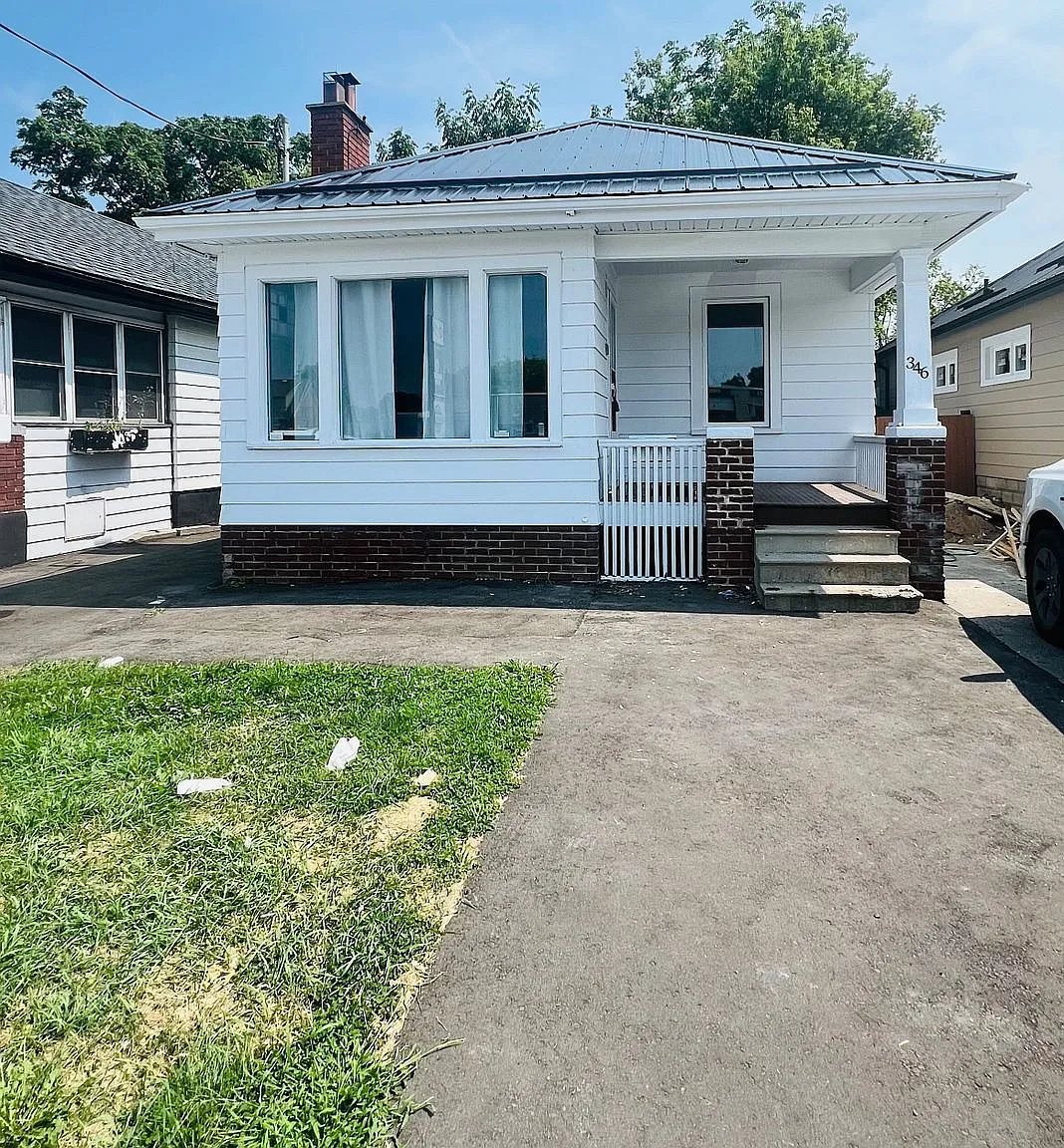 4 bed, $2,300 — Photo 1