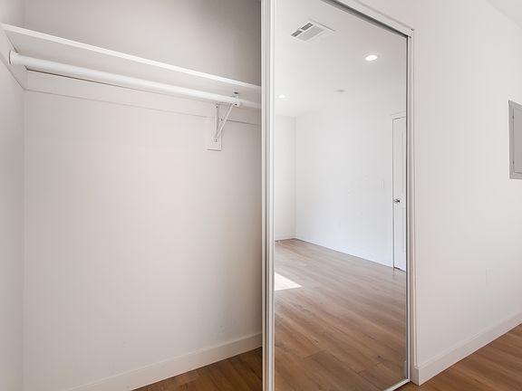 4th image of 627 E Magnolia Blvd #D