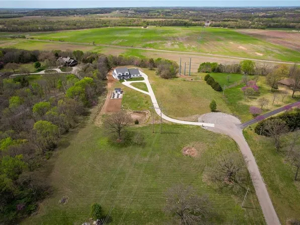 24905 W 57th St, Shawnee, KS 66226