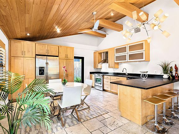 3rd image of 305 NE 21st Court