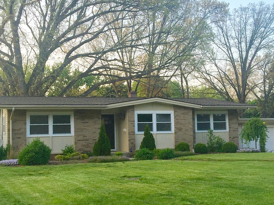 137 Country Club Front