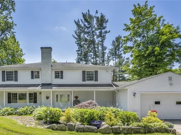 8347 Merrie Ln, Chesterland, OH 44026