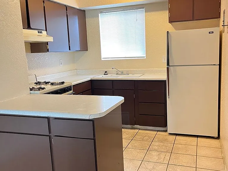 1008 Alvarado Dr SE — Photo 1