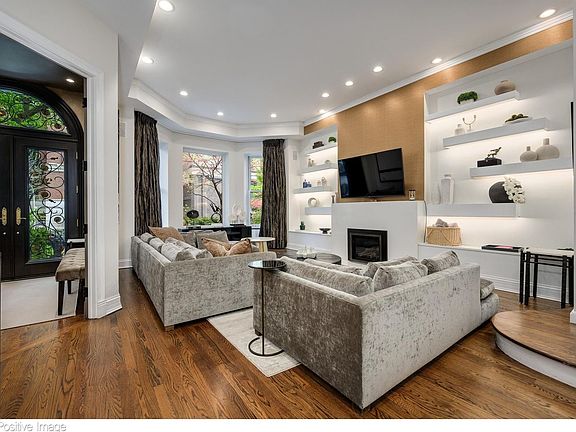 5th image of 32 E Bellevue Pl