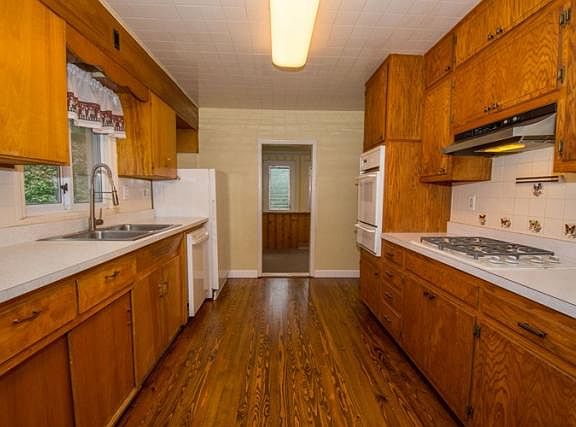3rd image of 1637 E Donald St