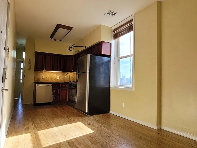 102 Maple St #3 — Photo 6