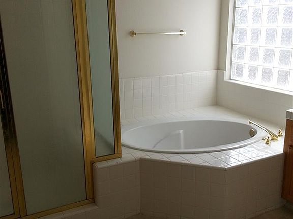 4th image of 2235 W Park Dr