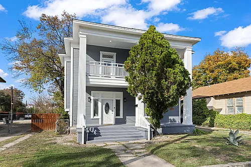 623 W Elmira St Photo 1