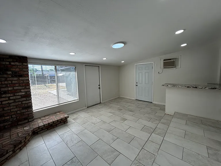 Fairview Ave — Photo 9