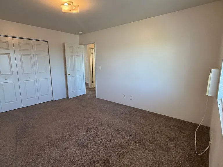 1049 W Lookingglass Rd — Photo 8