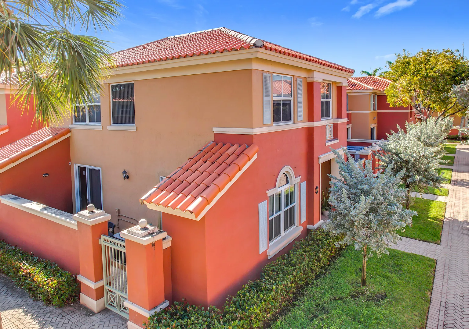 3 bed, 2.5 bath, 1210 sqft, $3,000 — Photo 3