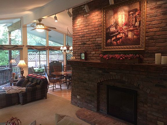 4th image of 576 Edinborough Dr