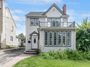 82 Bar Beach Rd, Port Washington, NY 11050